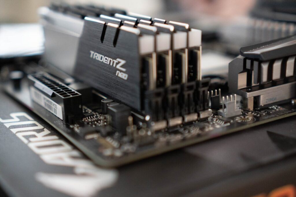 Des barrettes RAM sur un slot
