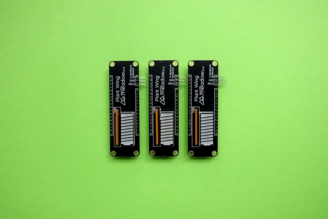 3 barrettes RAM sur fond vert