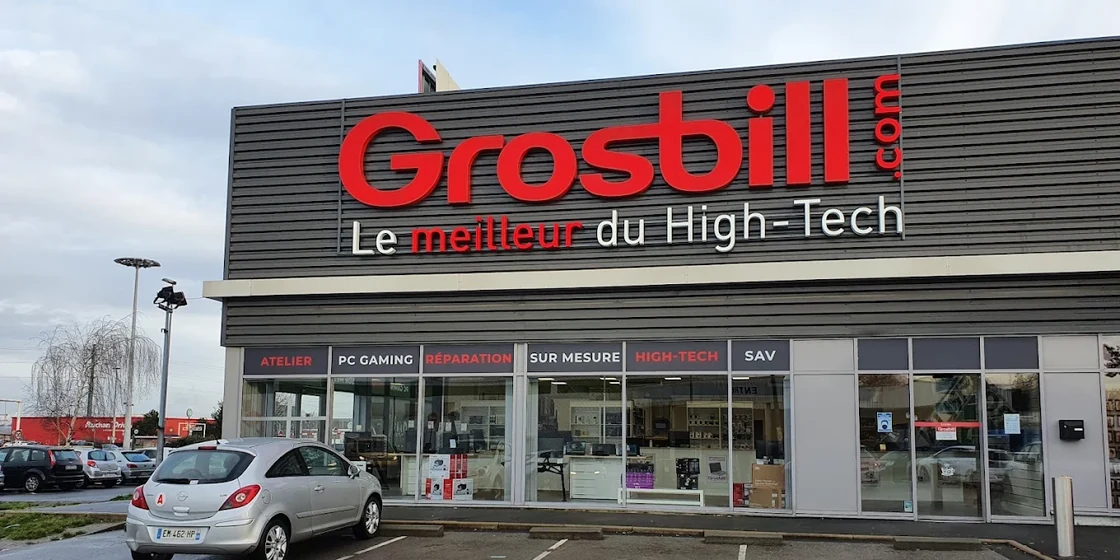 Devanture d'un magasin GrosBill : enseigne et vitrine côté parking