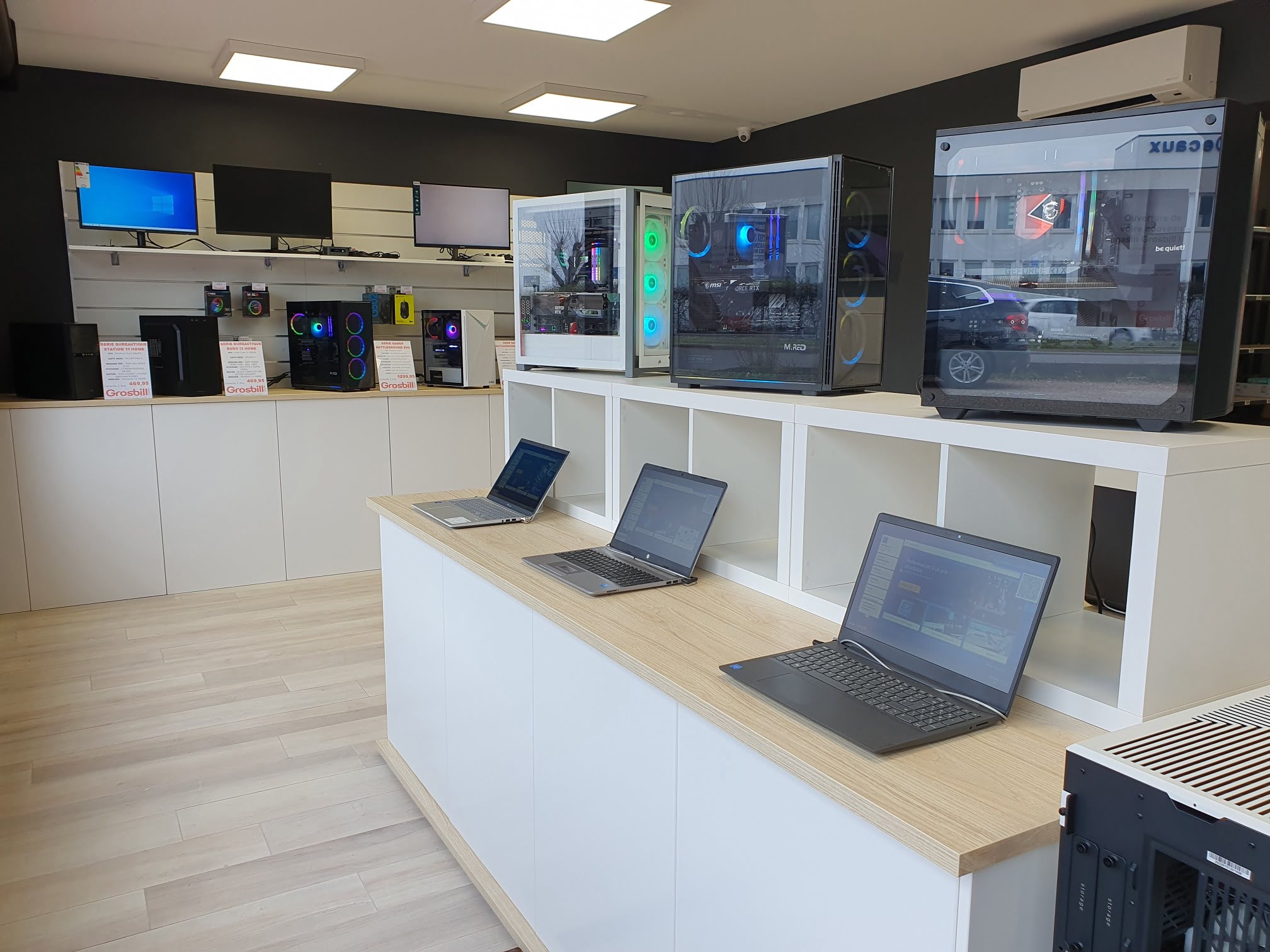 Intérieur du magasin high tech Grosbill