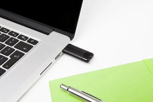 Verbatim USB DRIVE 3.0 128GB PINSTRIPE BLACK — vue 6