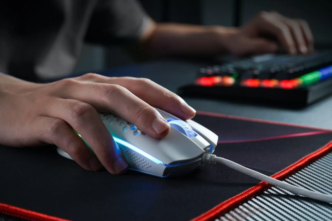 Quelles sont les caractéristiques à prendre en compte lors de l’achat d’une souris ?